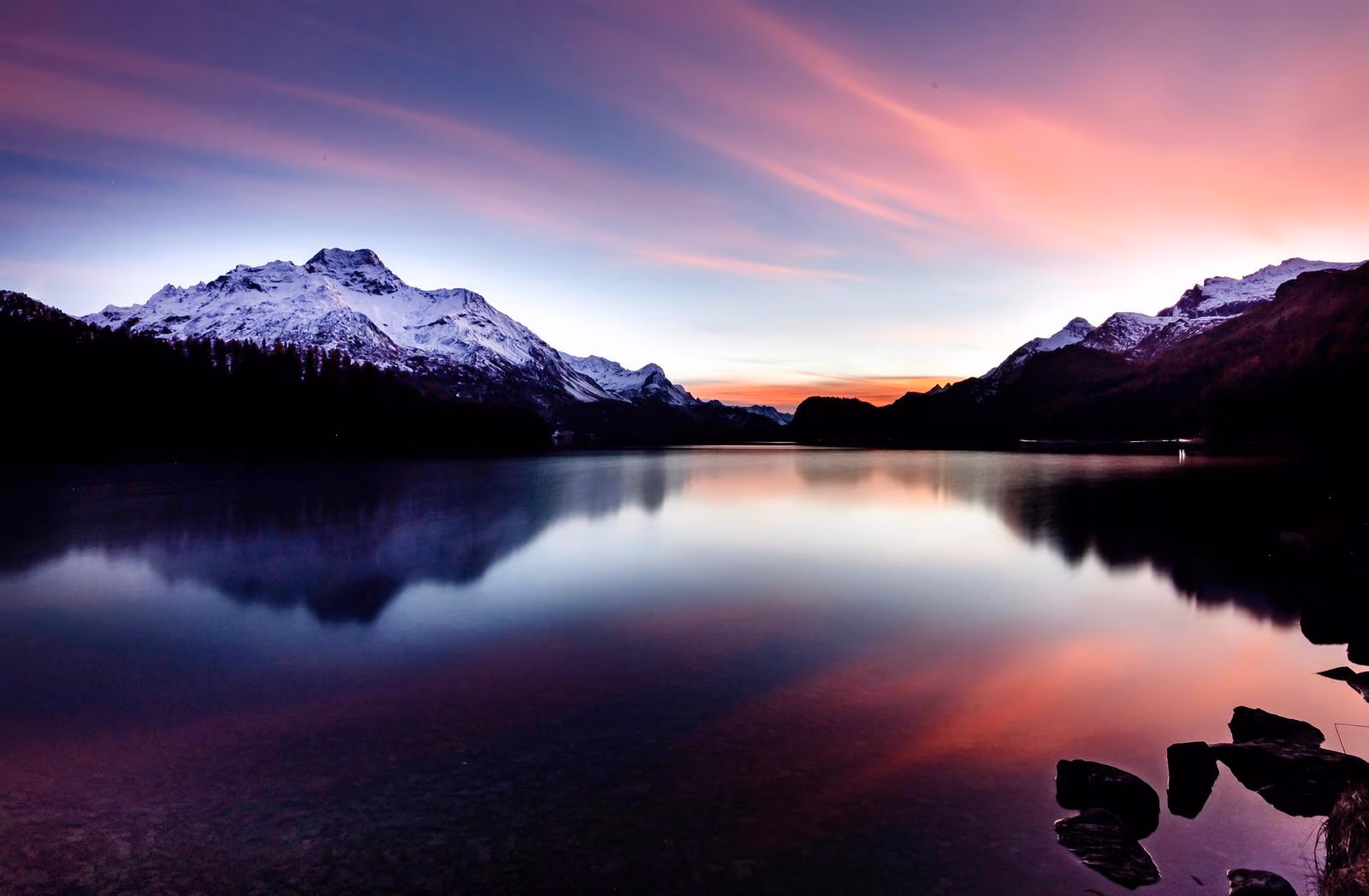 Violettes Abendrot mit Bergspiegelung im Silsersee