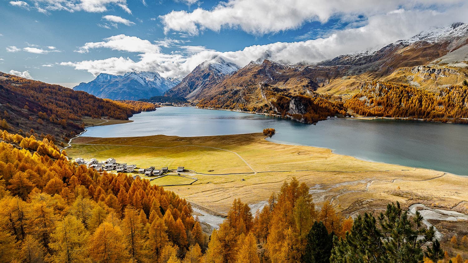 Herbst Isola mit gelben Bäumen