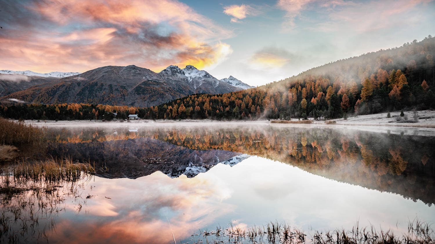 Stazersee mit rosa Wolken und gelben Lärchen