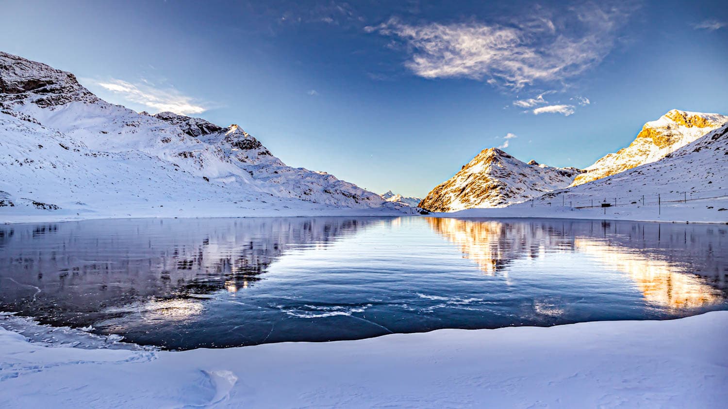 Schwarzeis auf dem Bergsee am Berninapass