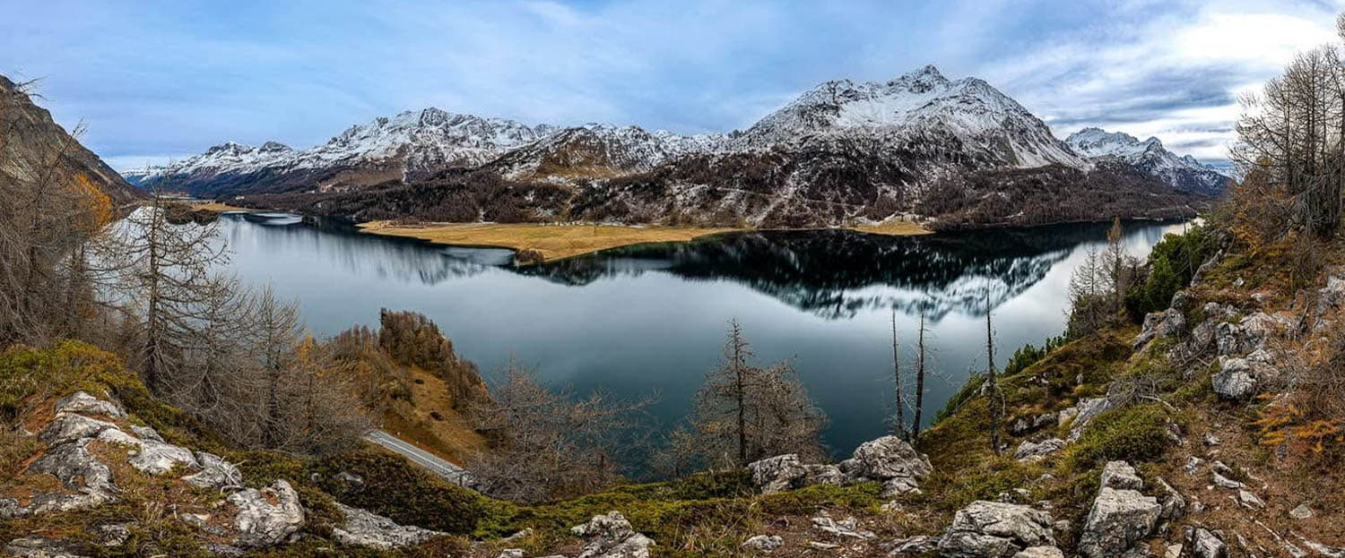 Panoramablick auf den Silsersee im Spätherbst