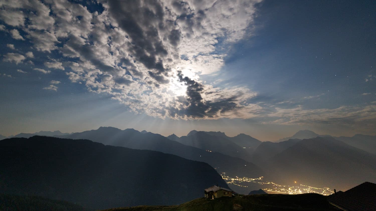 Mondlicht hinter Wolkengruppe über Brig