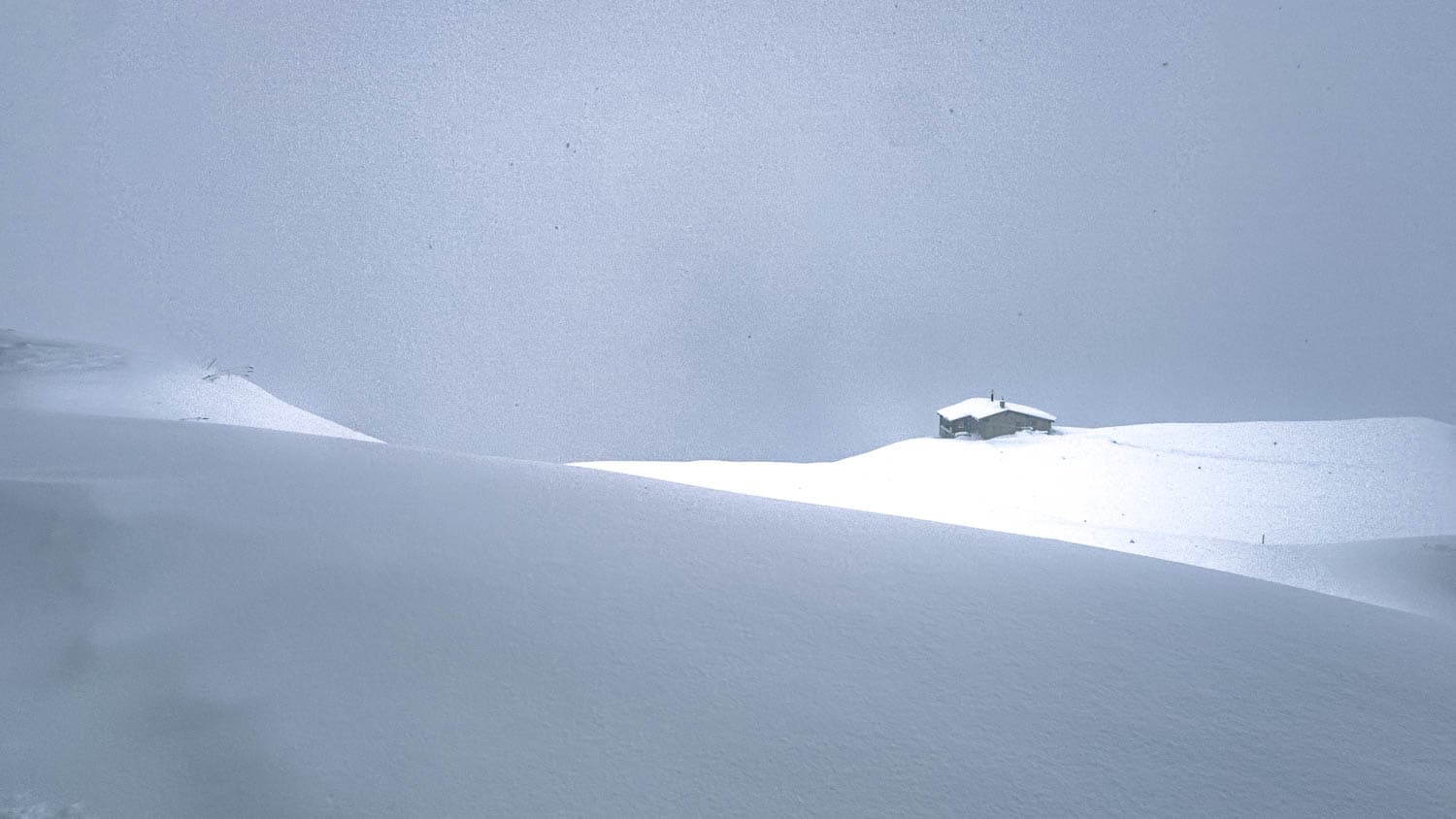 Schnee und einsame Hütte
