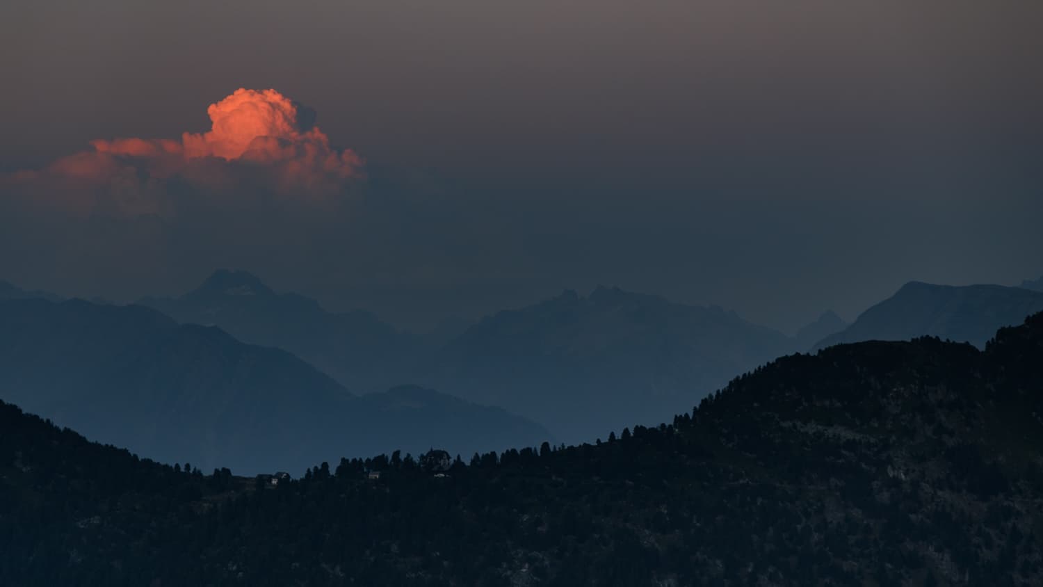 Wolke im Abendrot über den Alpen